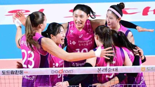 SELEBRASI PINK SPIDERS - Foto yang didistribusikan oleh Federasi Bola Voli Korea (KOVO) melalui laman resmi menampilkan selebrasi Kim Yeon-koung bersama para pemain Pink Spiders lainnya saat berhasil meraih poin atas Red Sparks di Liga Voli Korea, 2 Februari 2025. (KOVO)