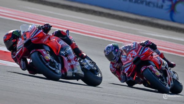 AKSI BAGNAIA - Pembalap Ducati Lenovo Team asal Italia Francesco Bagnaia (kiri) dan pembalap Ducati Lenovo Team asal Italia Enea Bastianini (kanan) mengambil tikungan selama sprint race MotoGP Grand Prix Indonesia di Sirkuit Internasional Mandalika di Mandalika, Nusa Tenggara Barat pada 28 September 2024. (Photo by BAY ISMOYO / AFP) (Arsip foto September 2024).