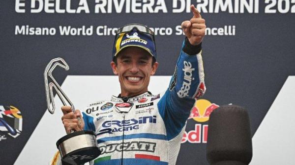 Pembalap Gresini Racing MotoGP asal Spanyol Marc Marquez merayakan kemenangannya di podium setelah memenangkan MotoGP San Marino di Sirkuit Dunia Misano Marco-Simoncelli di Misano Adriatico pada 8 September 2024.