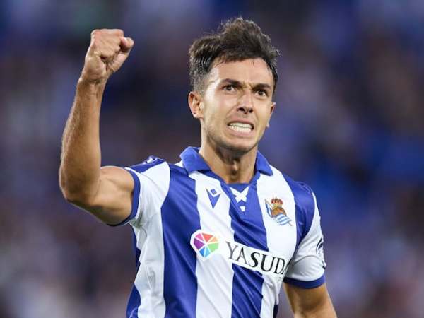 Real Sociedad's Martin Zubimendi celebrates after scoring on August 18, 2024