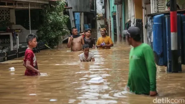 Warga bertahan di dalam rumah saat banjir di Kawasan Bidara Cina, Jakarta, Senin (3/3/2025).