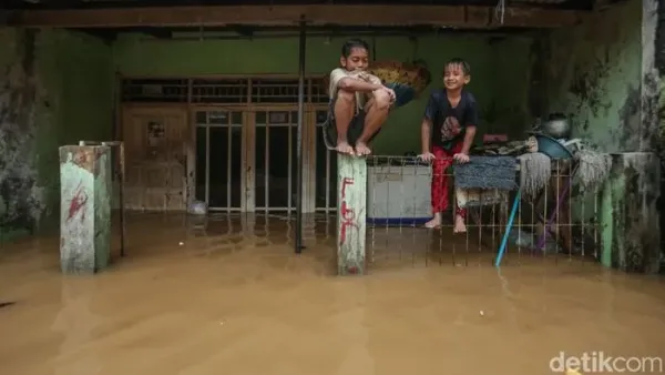 Warga bertahan di dalam rumah saat banjir di Kawasan Bidara Cina, Jakarta, Senin (3/3/2025).