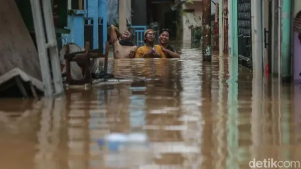 Warga bertahan di dalam rumah saat banjir di Kawasan Bidara Cina, Jakarta, Senin (3/3/2025).