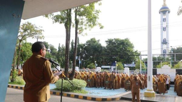 SUASANA APEL - Suasana Ketika Sekda Banjar, HM Hilman pimpin apel pagi  di halaman Kantor Bupati Banjar, Martapura, Senin (3/3/2025).