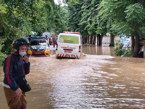 Banjir menyebabkan titik sentral layanan masyarakat Kota Bekasi lumpuh. Hal itu disebabkan jalan sentral utama pusat perkantoran berada di jalur Jalan Ahmad Yani yang mengalami genanagan air parah. Foto: Dok. kumparan