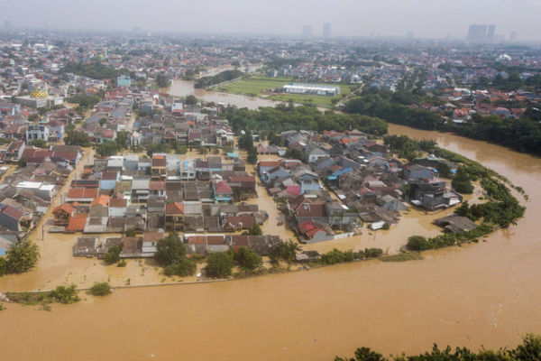 Foto udara luapan air sungai yang merendam perumahan Kemang IFI, Jatirasa, Bekasi, Jawa Barat, Selasa (4/3/2025). Foto: Fakhri Hermansyah/ANTARA FOTO