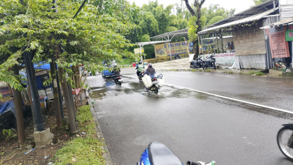 Jalan di depan Setu Cikaret, Cibinong, Selasa siang (4/3/2025). Foto: kumparan