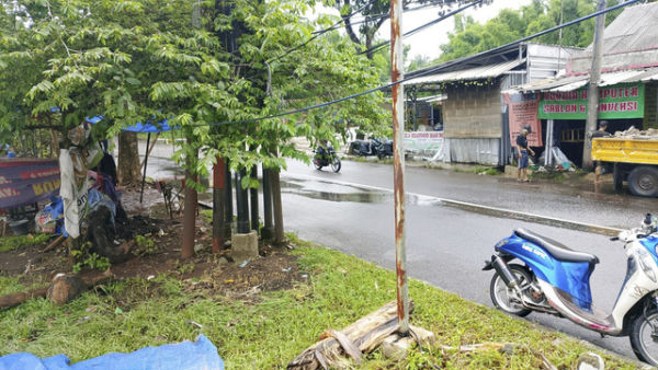 Jalan di depan Setu Cikaret, Cibinong, Selasa siang (4/3/2025). Foto: kumparan