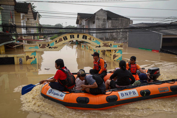 Petugas gabungan mengevakuasi warga yang terdampak banjir di Pondok Gede Permai di Jatiasih, Bekasi, Selasa (4/3/2025). Foto: Iqbal Firdaus/kumparan