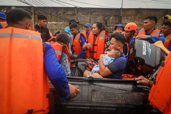 Petugas gabungan mengevakuasi warga yang terdampak banjir di Pondok Gede Permai di Jatiasih, Bekasi, Selasa (4/3/2025). Foto: Iqbal Firdaus/kumparan