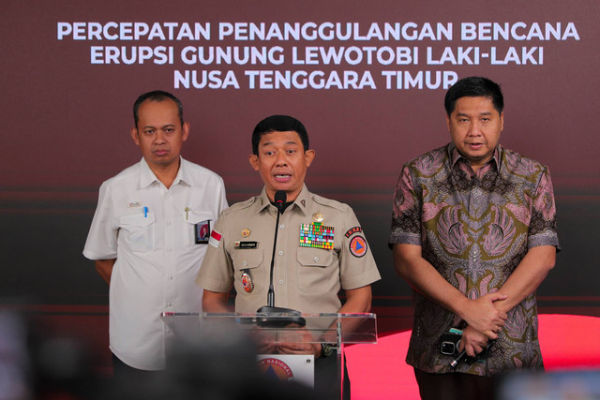 Ketua BNPP Letjen TNI Suharyanto berbicara pada konferensi pers terkait koordinasi penanggulanan bencana letusan Gunung Lewotobi di Nusa Tenggara Timur di Graha BNPB, Jakarta, Selasa (12/11/2024). Foto: Iqbal Firdaus/kumparan