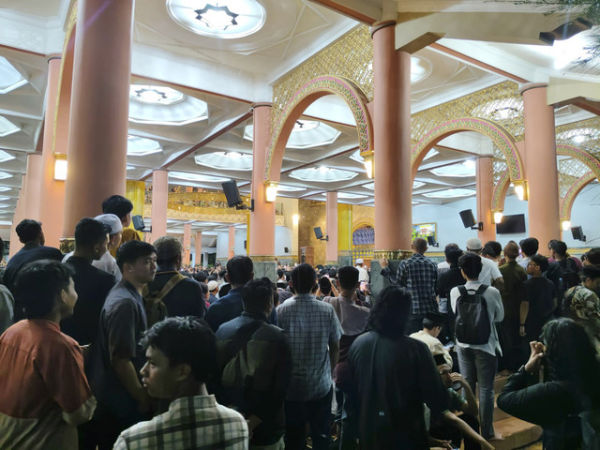 Suasana Masjid Kampus UGM saat Anies Baswedan isi ceramah, Senin (3/3/2025) malam. Foto: Arfiansyah Panji Purnandaru/kumparan