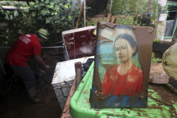 Warga menyelamatkan barang miliknya setelah banjir bandang menerjang Kampung Pensiunan, Desa Tugu Selatan, Cisarua, Kabupaten Bogor, Jawa Barat, Senin (3/3/2025). Foto: Yulius Satria Wijaya/ANTARA FOTO