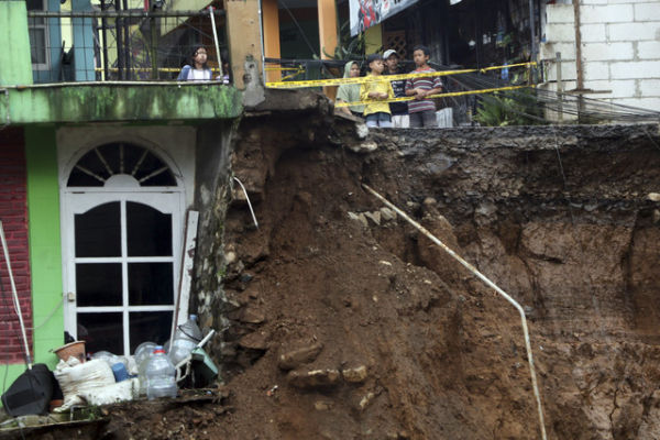 Kondisi rumah di bantaran sungai Ciliwung yang terdampak banjir bandang di Kampung Pensiunan, Desa Tugu Selatan, Cisarua, Kabupaten Bogor, Jawa Barat, Senin (3/3/2025). Foto: Yulius Satria Wijaya/ANTARA FOTO