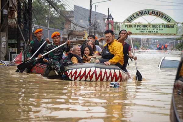 Petugas gabungan mengevakuasi warga yang terdampak banjir di Pondok Gede Permai di Jatiasih, Bekasi, Selasa (4/3/2025). Foto: Iqbal Firdaus/kumparan