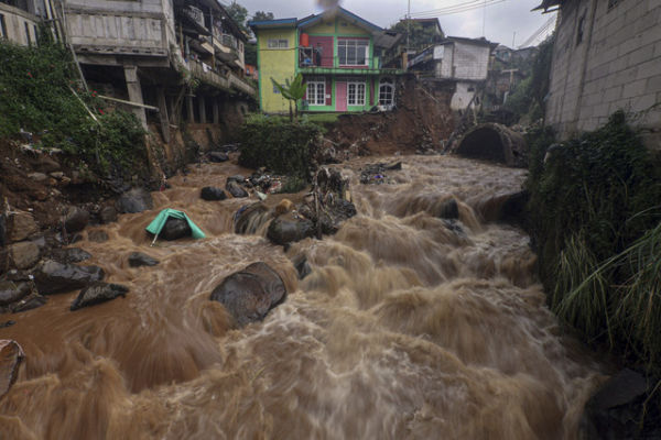 Kondisi rumah di bantaran sungai Ciliwung yang terdampak banjir bandang  di Kampung Pensiunan, Desa Tugu Selatan, Cisarua, Kabupaten Bogor, Jawa Barat, Senin (3/3/2025). Foto: Yulius Satria Wijaya/ANTARA FOTO