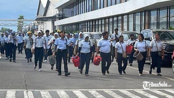 TERIMA NASIB - Ribuan karyawan PT Sri Rejeki Isman Tbk (Sritex) Sukoharjo, mulai membawa perlengkapan pribadi mereka dari tempat kerja setelah penyebaran formulir pemutusan hubungan kerja (PHK) pada Rabu (26/2/2025) kemarin. Kabar penutupan permanen itu pun semakin kuat setelah Dinas Perindustrian dan Tenaga Kerja (Dispenaker) Kabupaten Sukoharjo bertemu dengan perwakilan Manajemen Sritex pada Kamis (27/2/2025). (TribunSolo.com/ Anang Ma'ruf)