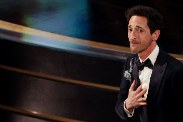 Adrien Brody menerima penghargaan Academy Awards Tahunan ke-97 di Dolby Theatre, Beverly Hills, California, AS, Minggu (2/3/2025). Foto: Carlos Barria/REUTERS