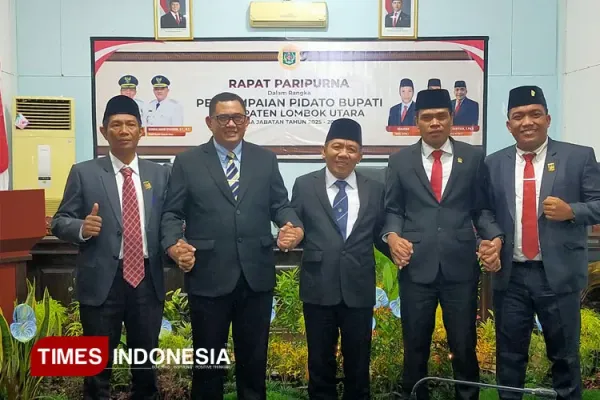 Agus-Jasmani-berpose-bersama-Bupati-KLU.jpg