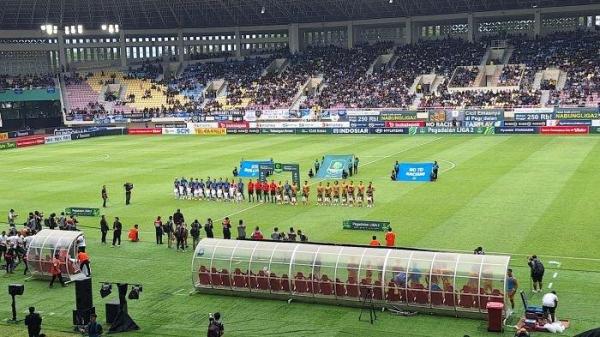 HENING CIPTA FINAL - Kedua kesebelasan, PSIM Yogyakarta dan Bhayangkara FC turut mengheningkan cipta untuk almarhum Bejo Sugiantoro sebelum pertandingan final Liga 2 2024/2025 di Stadion Manahan, Solo, Jawa Tengah, Rabu (26/2/2025).