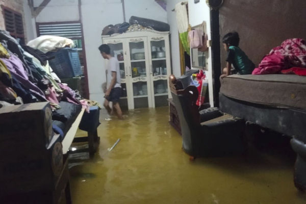 Banjir yang melanda Kecamatan Kampa, Kabupaten Kampar, Riau, memasuki hari keempat. Foto: Dok. kumparan