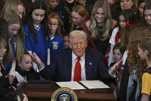 Presiden AS Donald Trump berbicara saat menandatangani Perintah Eksekutif No Men in Women's Sports menjadi undang-undang di Ruang Timur Gedung Putih di Washington, DC, AS, Rabu (5/2/2025). Foto: Andrew Caballero-Reynolds/AFP