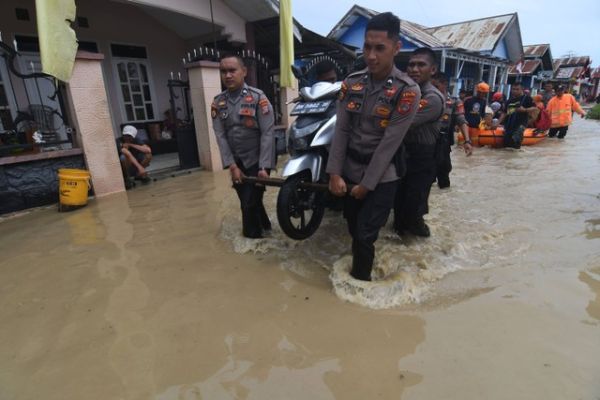 Personel TNI dan Polri mengevakuasi sepeda motor warga yang terendam banjir di Kampung Baru di Palu, Sulawesi Tengah, Selasa (6/9/2022). Foto: Mohamad Hamzah/ANTARA FOTO