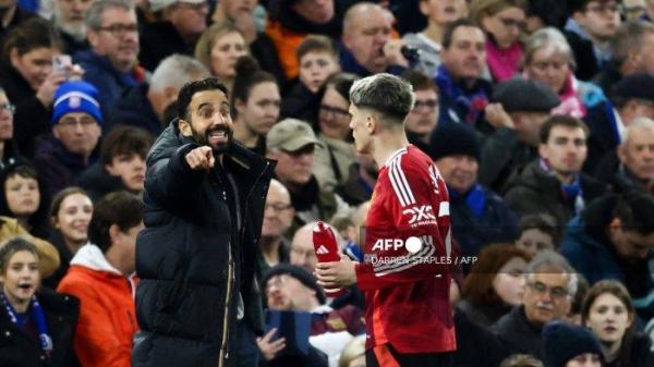 Pelatih kepala Manchester United asal Portugal Ruben Amorim (kiri) memberikan arahan kepada gelandang Manchester United asal Argentina #17 Alejandro Garnacho selama pertandingan sepak bola Liga Primer Inggris antara Ipswich Town dan Manchester United di Portman Road di Ipswich, Inggris timur pada 24 November 2024. (Foto oleh Darren Staples / AFP)