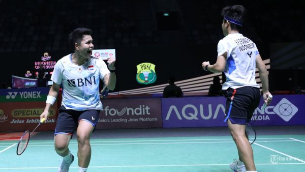 Pebulu tangkis ganda putri Indonesia Apriyani Rahayu dan Siti Fadia Silva Ramadhanti saat melawan ganda putri Thailand Jongkolphan Kititharakul/Rawinda Prajongjai dalam babak pertama Indonesia Open 2024 di Istora Senayan, Jakarta, Selasa (4/6/2024). Apiyani/Fadia lolos babak 16 besar usai menang dengan skor 21-17, 16-21, dan 21-14. TRIBUNNEWS/IRWAN RISMAWAN