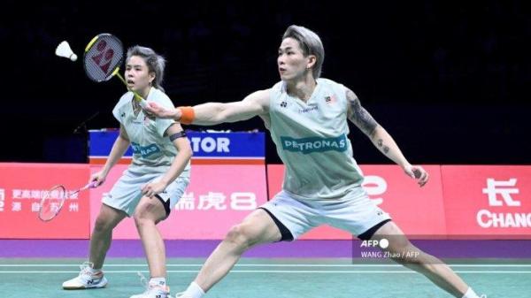 Chen Tang Jie dari Malaysia (depan) dan Toh Ee Wei mencetak gol balasan melawan Seo Seung-jae dan Chae Yu-jung dari Korea Selatan selama pertandingan semifinal ganda campuran mereka di kejuaraan bulu tangkis dunia Piala Sudirman 2023 di Suzhou di provinsi Jiangsu timur China pada 20 Mei 2023.