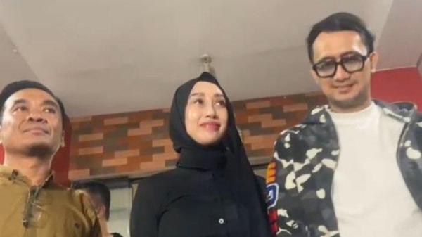 REZA GLADYSLAPORKAN NIKITA MIRZANI UNTUK MEMBELA DIRI - Reza Gladys saat ditemui di Polres Jakarta Selatan pukul 22.45 WIB, Rabu (5/4/2025). Reza Gladys buka suara terkait alasan melaporkan Nikita Mirzani.