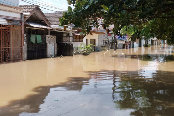 Banjir merendam di perumahan Duren Jaya, Bekasi, Rabu (5/3/2025). Foto: kumparan