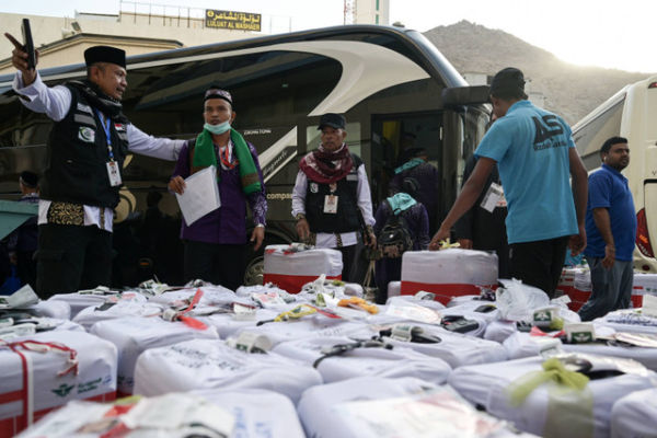 Petugas mendata jemaah haji Indonesia kloter 12 asal embarkasi Batam yang akan diberangkatkan ke Madinah di Makkah, Arab Saudi, Rabu (26/6/2024). Foto: Sigid Kurniawan/ANTARA FOTO 