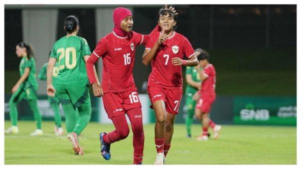 SELEBRASI GARUDA PERTIWI - Pemain Timnas Putri Indonesia Ajeng Sri Handayani dan Reva Octaviani merayakan gol penalti ke gawang Arab Saudi pada pertandingan FIFA Women's Matchday di Jeddah, Kamis (20/2/2025) malam WIB (Twitter (x) Timnas Indonesia - 21/2/2025)