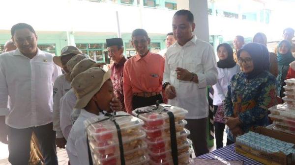 Wali Kota Eri Cahyadi memantau langsung uji coba pelaksanaan program MBG perdana di Surabaya.