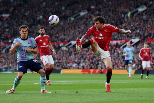 Pemain Manchester United Victor Lindelof berebut bola dengan pemain Arsenal Leandro Trossard pada pertandingan Liga Inggris di Old Trafford, Manchester, Inggris, Minggu (9/3/2026). Foto: Phil Noble/REUTERS