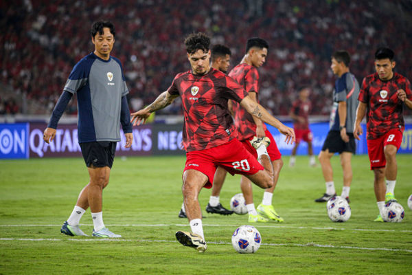 Pemain Indonesia Shayne Pattynama saat pemanasan sebelum menghadapi timnas Jepang di Stadion Gelora Bung Karno, Jakarta, Jumat (17/11). Foto: Aditia Noviansyah/kumparan