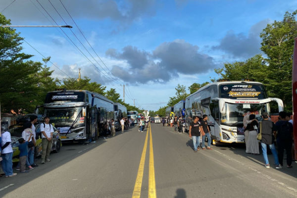 Konvoi bus saat melakukan kegiatan ngabuburit on the road di Masjid Islamic Center Indramayu, Minggu (9/3/2025). Foto: kumparan