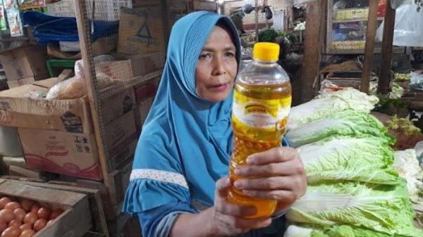 Pedagang Pasar Baru Lumajang menjual MinyaKita dengan harga lebih tinggi dari harga eceran tertinggi (HET).