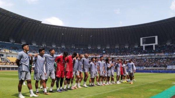 SESI LATIHAN PERSIB - Latihan Persib Bandung di Stadion Gelora Bandung Lautan Api (GBLA) pada Kamis (13/2/2025). Persib Bandung akan kembali berlaga hari Rabu (5/3/3025).