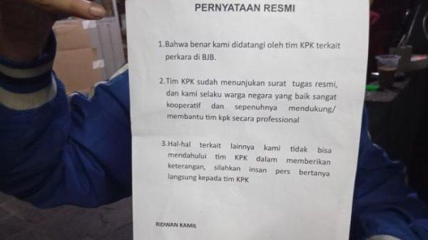 SURAT RIDWAN KAMIL - Surat keterangan resmi dari mantan Gubernur Jawa Barat, Ridwan Kamil soal rumahnya di Bandung digeledah KPK, Senin (10/3/2025). Ada 3 poin yang disampaikannya. (Kompas.com/Faqih Rohman Syafei)