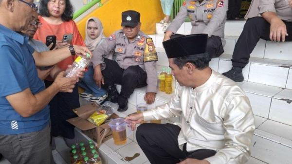 MINYAKITA TAK SESUAI - Menteri Pertanian (Mentan) Andi Amran Sulaiman melakukan sidak ke Pasar Lenteng Agung, Jakarta Selatan, Sabtu (8/3/2025). Ia menemukan minyak goreng Minyakita kemasan seliter ternyata hanya terisi 750-800 ml.