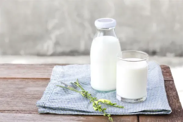 5 Hal yang Bakal Terjadi Saat Minum Susu Pakai Tambahan Gula