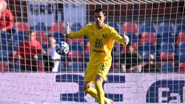 COSENZA, ITALY - FEBRUARY 23: Emil Audero, goalkeeper of Palermo, reacts during the Serie B match between Cosenza Calcio and Palermo FC at Stadio Comunale San Vito Gigi Marulla on February 23, 2025 in Cosenza, Italy. (Photo by Tullio Puglia/Getty Images)