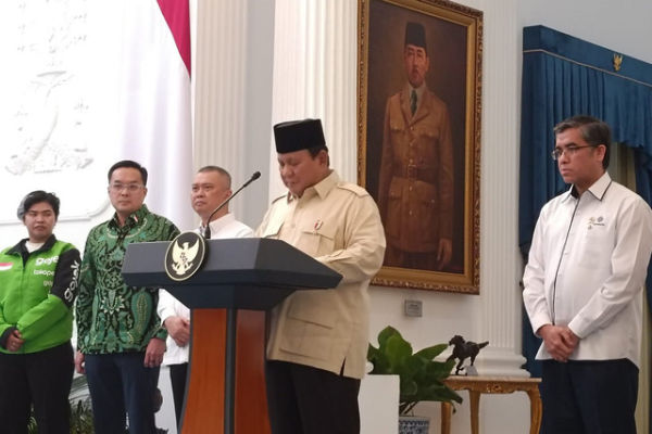 Presiden Prabowo Subianto mengumumkan THR untuk pengemudi ojek online di Istana Merdeka, Jakarta Pusat, Senin (10/3/2025). Foto: Zamachsyari/kumparan