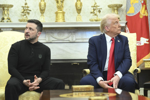 Presiden Amerika Serikat Donald Trump berbincang dengan Presiden Ukraina Volodymyr Zelensky saat melakukan pertemuan kenegaraan di Gedung Putih, Washington DC, Amerika Serikat, Jumat (28/2/2025). Foto: Saul Loeb/AFP