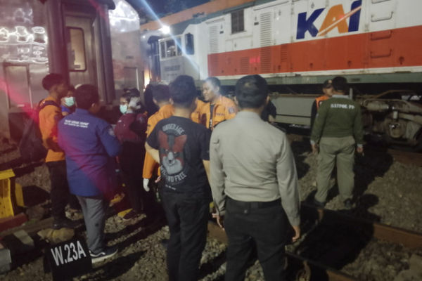 Salah satu petugas Kereta Api Indonesia (KAI) Stasiun Kota Surabaya, Wiyono, meninggal dunia tertabrak kereta api di jalur 4, Stasiun Kota, Kelurahan Bongkaran, Surabaya, pada Selasa (11/3/2025). Foto: Dok. Polsek Pabean Cantikan