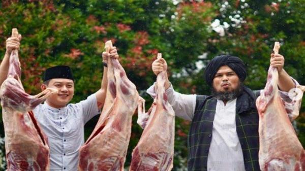 BOBON SANTOSO MUALAF. Tangkap layar Food Vlogger Bobon Santoso dan Ustaz Derry Sulaiman usai resmi menjadi mualaf usa memeluk agama islam, mengucapkan syahadat didampingi Ustaz Derry Sulaiman, akui terharu