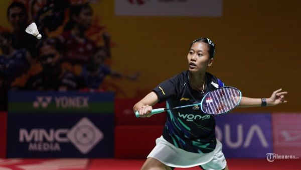 Pebulu tangkis tunggal putri Indonesia Putri Kusuma Wardani saat melawan tunggal putri Taiwan Wen Chi Hsu pada perempat final Daihatsu Indonesia Masters 2025 di Istora Senayan, Jakarta, Jumat (24/1/2025). Putri Kusuma Wardani gagal melaju ke semifinal usai kalah rubber gim dengan skor 21-18, 17-21, dan 14-21. TRIBUNNEWS/HERUDIN