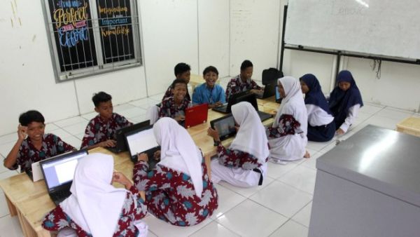 Sejumlah murid mempelajari penggunaan laptop di Sekolah Rakyat Ancol, Jakarta Utara. Foto: Irfan Adi Saputra/kumparan